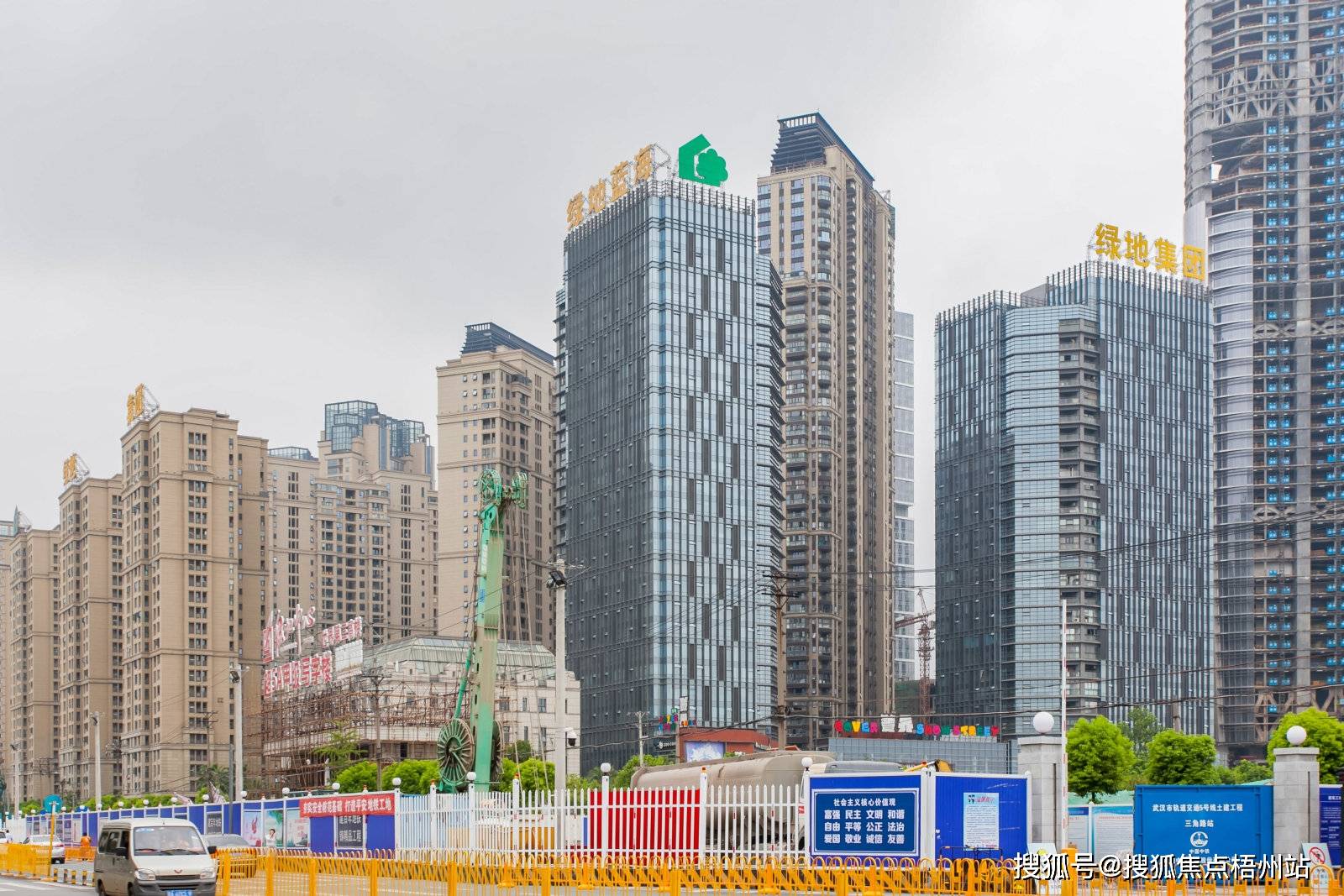 武汉绿地蓝海租120人独立办公室精装修带家具交通便利可注册