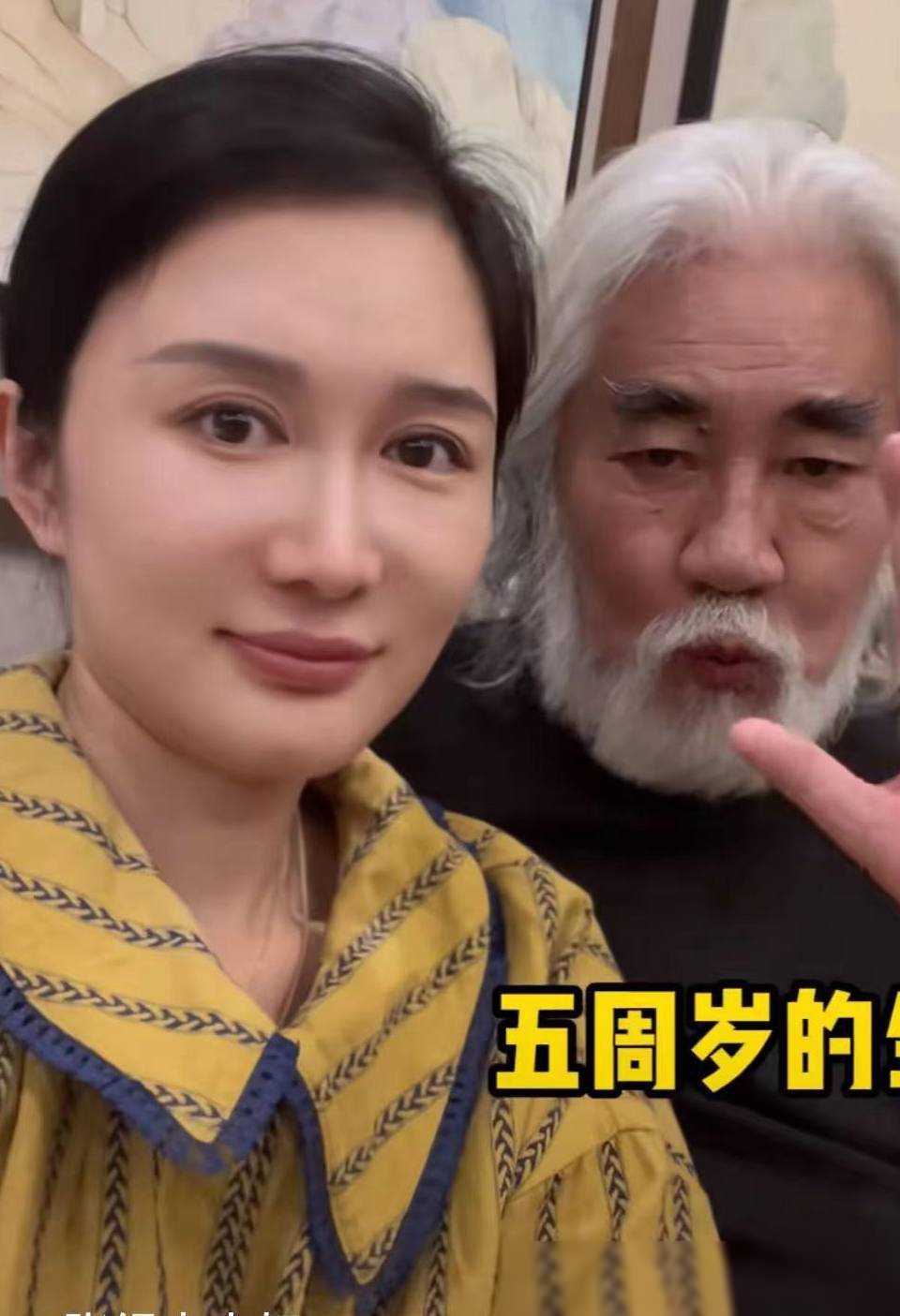 73岁张纪中第五次当爸42岁妻子官宣怀第三胎孕肚已经很大