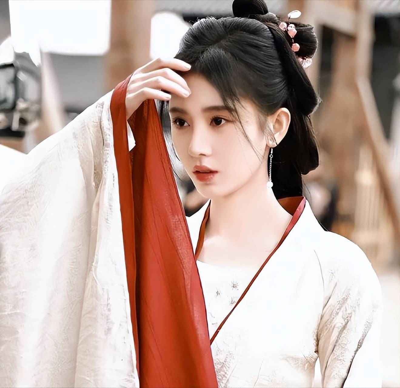 《花间令》海报发布,鞠婧祎刘学义古装亮相,探案剧情扣人心弦,不看