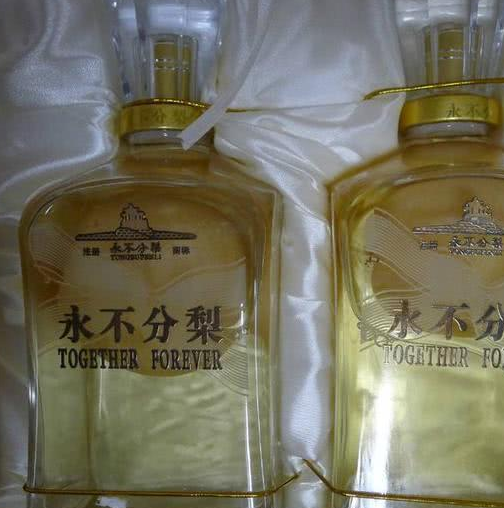 对于酒瓶子里边有一颗整梨,很多消费者也感到非常的好奇,毕竟白酒瓶的