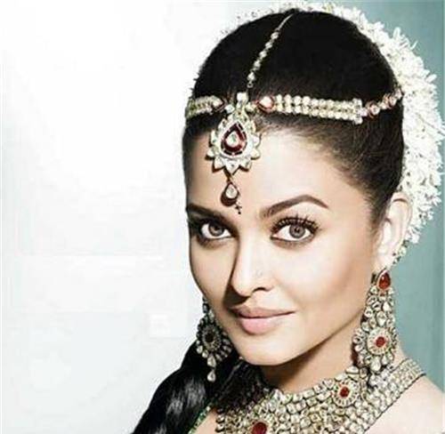 沙·贾汗与阿姬曼·芭奴的爱情开始于沙·贾汗15岁的时候,那一年,阿姬