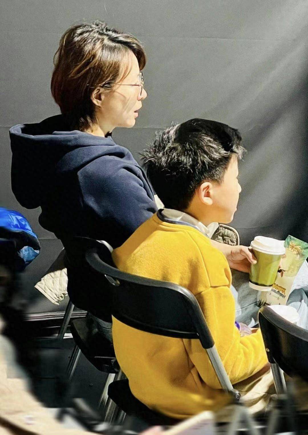 估计更像她老公密春雷,完全不像董卿,董卿不是大美女,长得端正而已