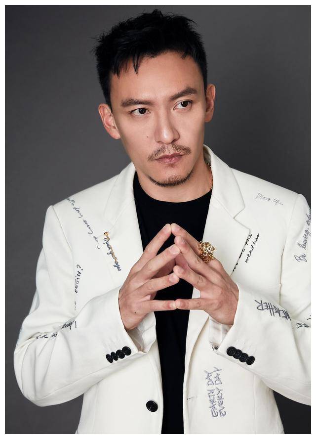 最后提及张智尧,他的娃娃脸长相让人印象深刻,成为另一种受人青睐的