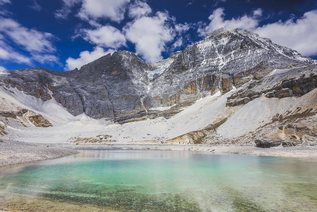 壮丽稻城亚丁遭遇雪崩,惊险经历揭秘