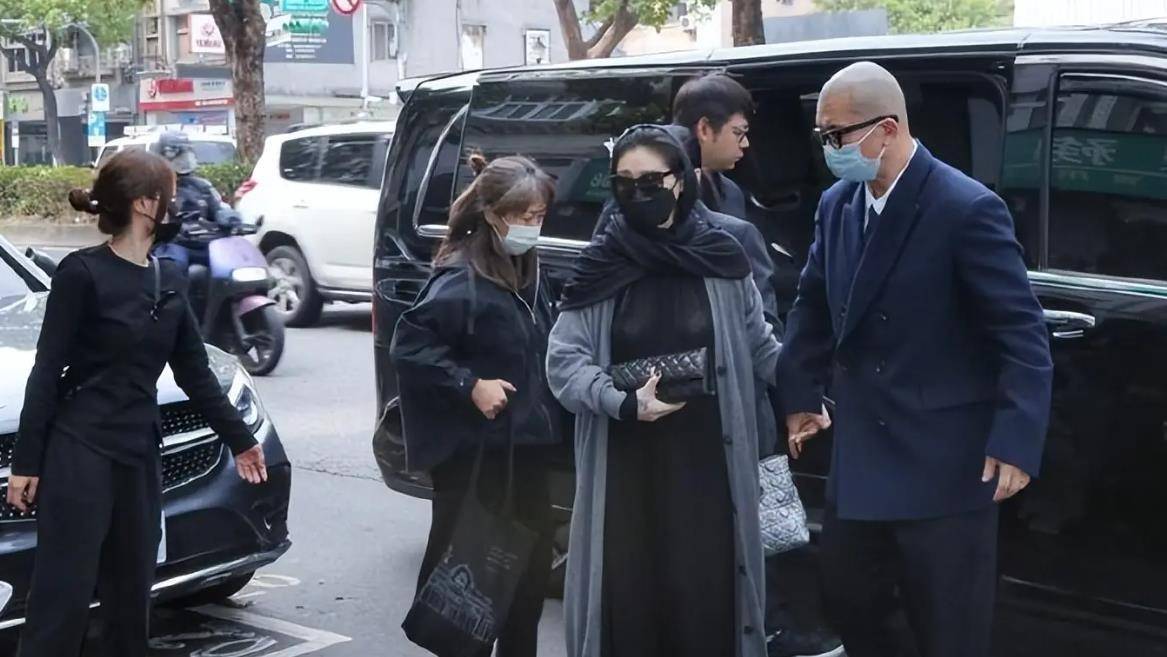 大s穿透视装参加葬礼这波操作再也洗不白了