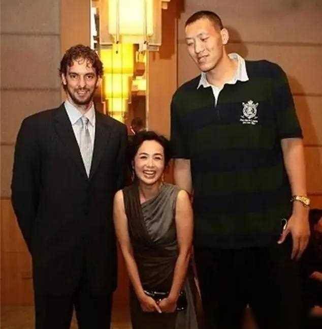 原创2米35孙明明打球时名声不显退役后功成名就娶娇妻人生圆