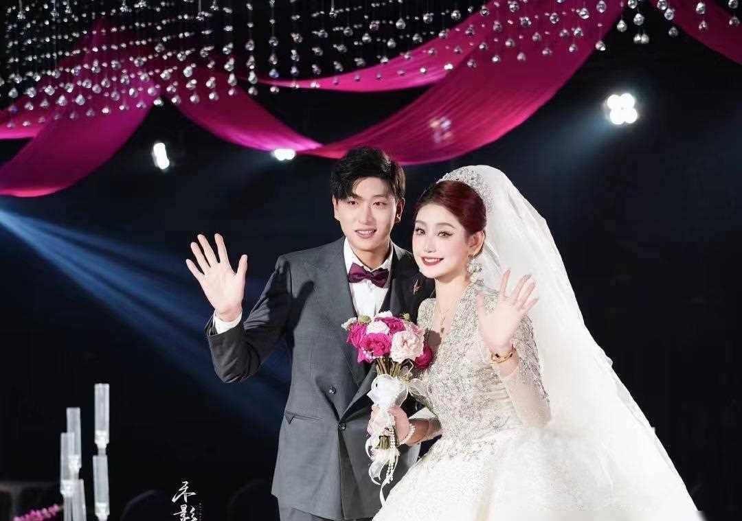 梁文博举行大婚,新娘是排球名将,被誉为体育"第一女子"_王佳_球迷