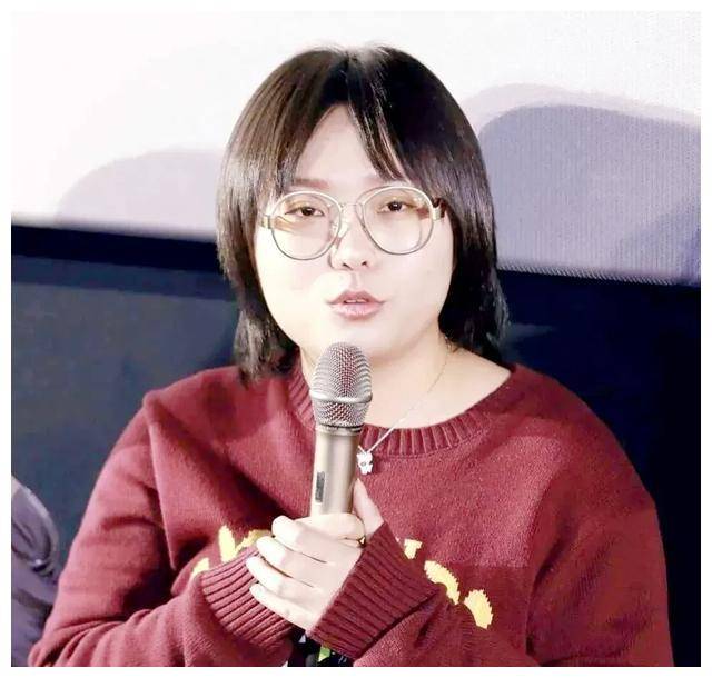 李雪琴:北大才女与搞笑女,她的才华真的被低估了吗?_表演_一个人_形象