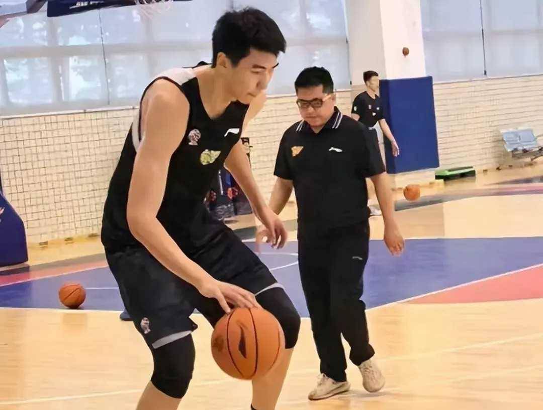 原创广东宏远变阵杜峰调整第三阶段阵容重用2人1人打法要改变