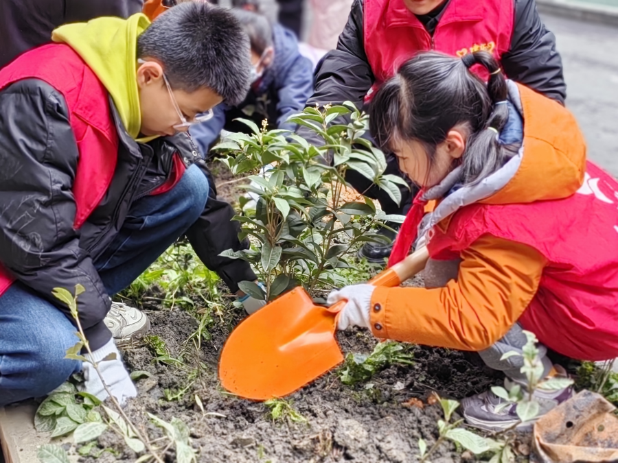 "植此青绿·环保'童'行"金鹏社区植树节文明实践活动