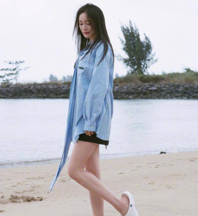 原创嘉行一姐杨幂挑战10cm热裤旅行这身材爱了爱了