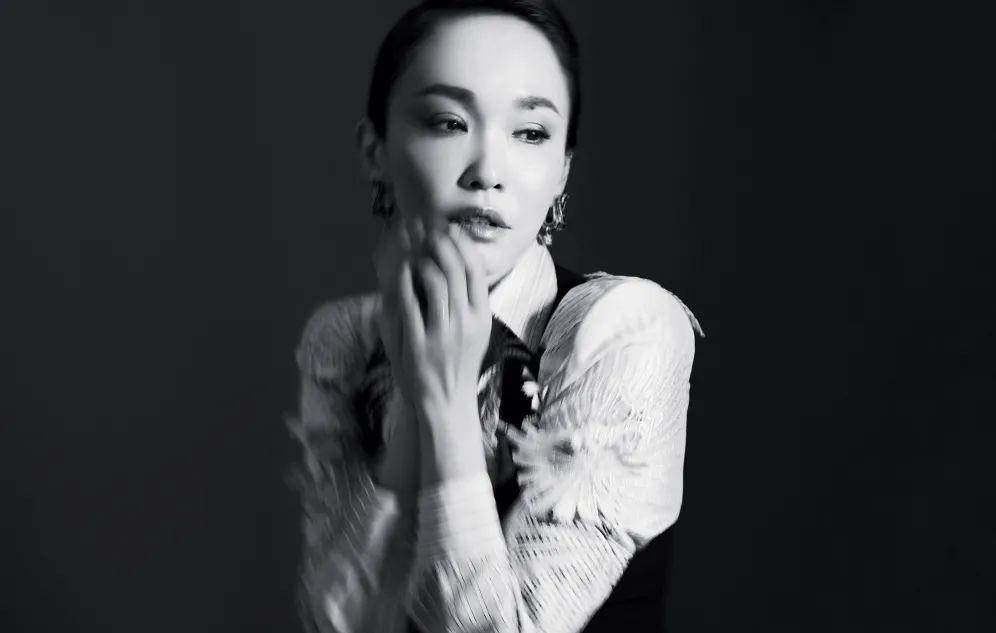 原创昔日新加坡版小龙女如今把老公熬成了爹