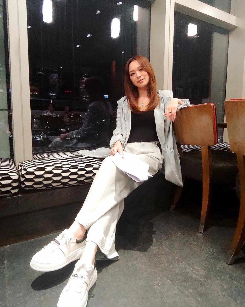 29岁香港小姐冯莹莹曾被称性学医生如今拿到博士学位