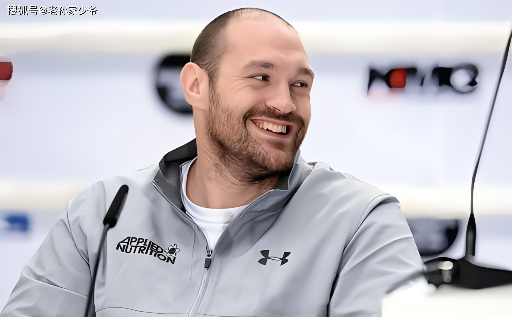 现场镜头给到了现任wbc重量级拳王泰森富里,当时富里复杂的面部表情