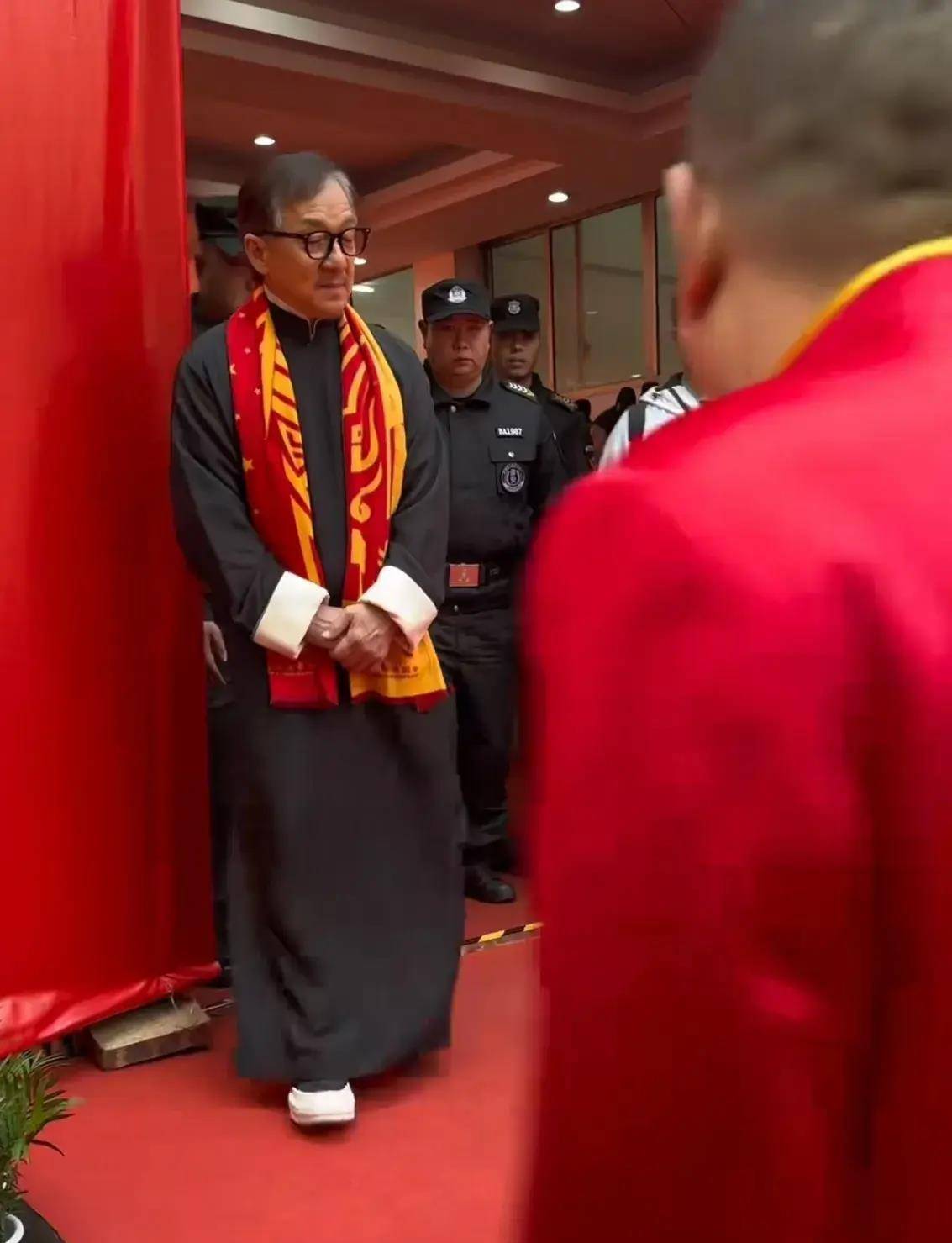 泸州参加商演,穿长袍满头白发,5cm内增高抢镜_房祖名_网友_小龙女