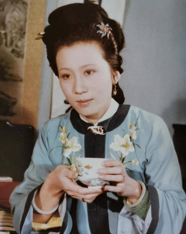 正在饮酒,只听见芸儿同抱琴在背后啯啯唧唧的笑不绝口.