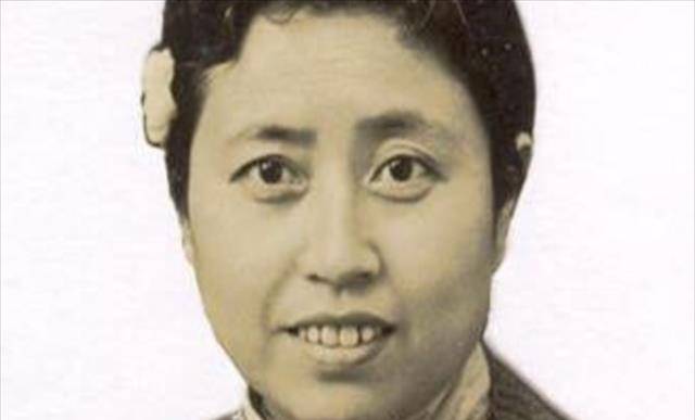 而此时的胡美琦一家人也来到了香港,胡家是江西地区的世家大族,十分