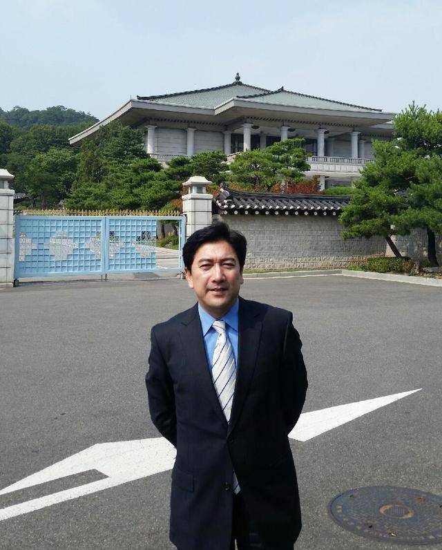 水均益在加拿大与富婆合影发福大肚腩抢镜女方身材火辣颜值高