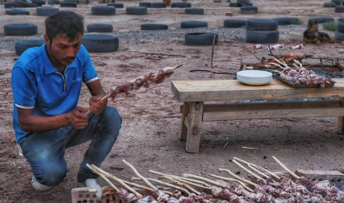美女在新疆吃到这样的羊肉串高兴的手舞足蹈