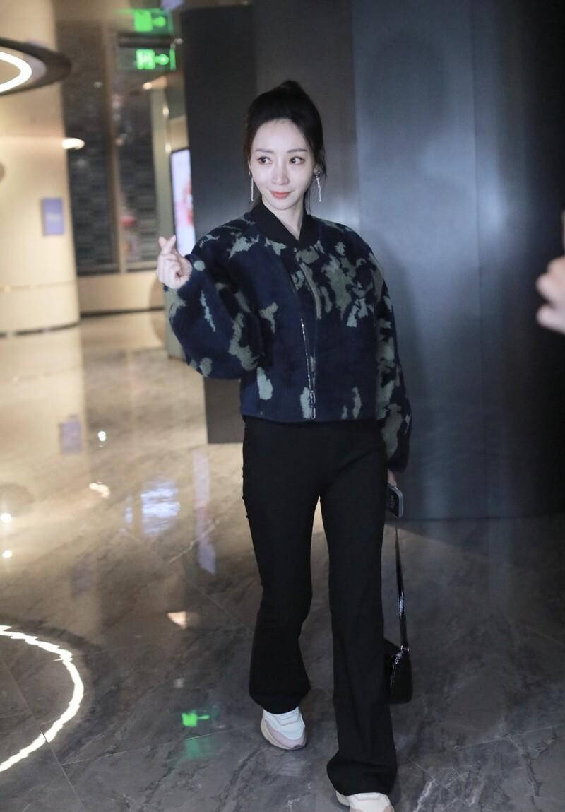 原创43岁柳岩高清近照曝光眼袋较深法令纹清晰网友看着显年龄了