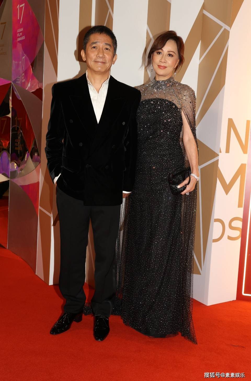 亚洲电影大奖红毯:刘嘉玲优雅,李英爱露香肩,蒋勤勤拿