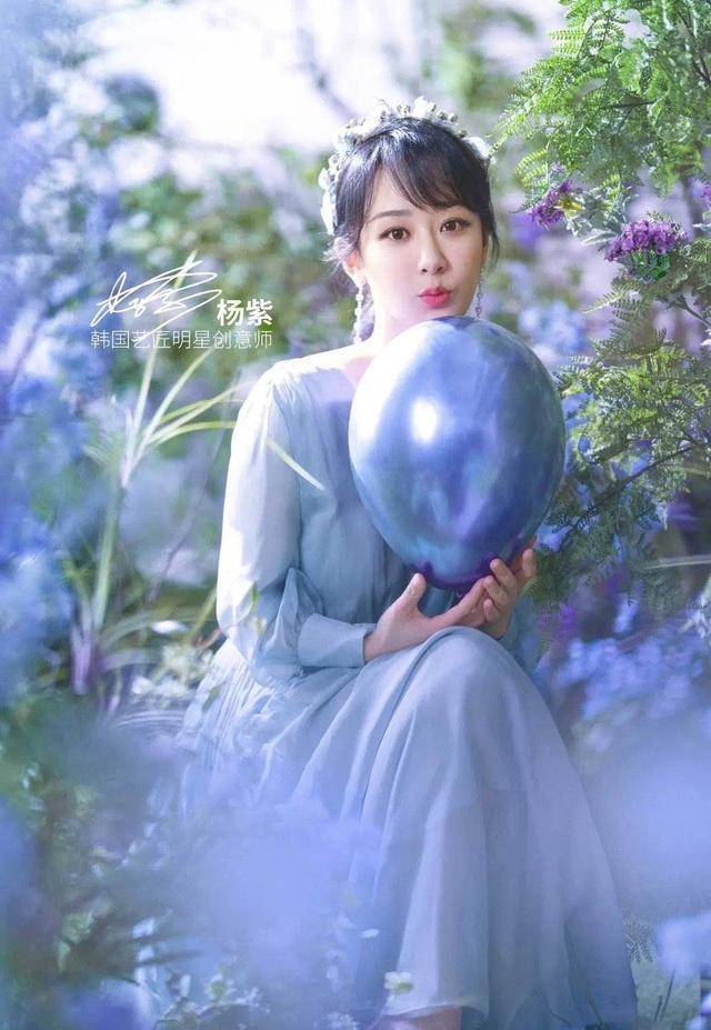 原创杨紫时尚造型彻底开挂粉棕复古封面霸屏热搜淡妆出镜美成颜霸