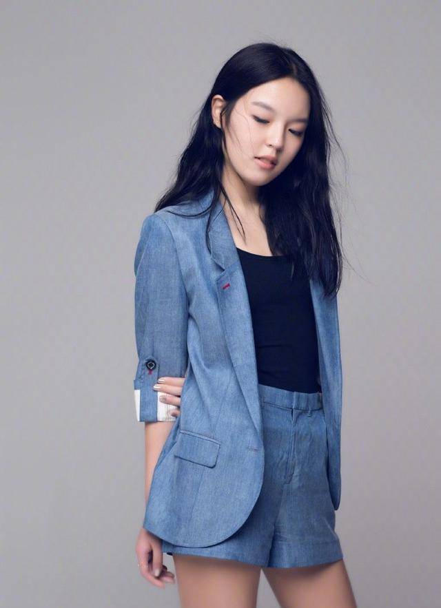 穿衣太大胆,小香风外套配短裤不惜露出"微笑线"_法图麦·李_风格_身材