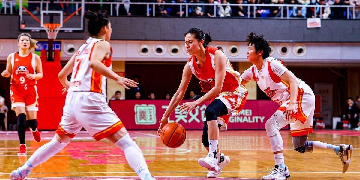 轻松得到22分9篮板,投篮命中率高达80%, 反观武汉队,表现最好的是付晶