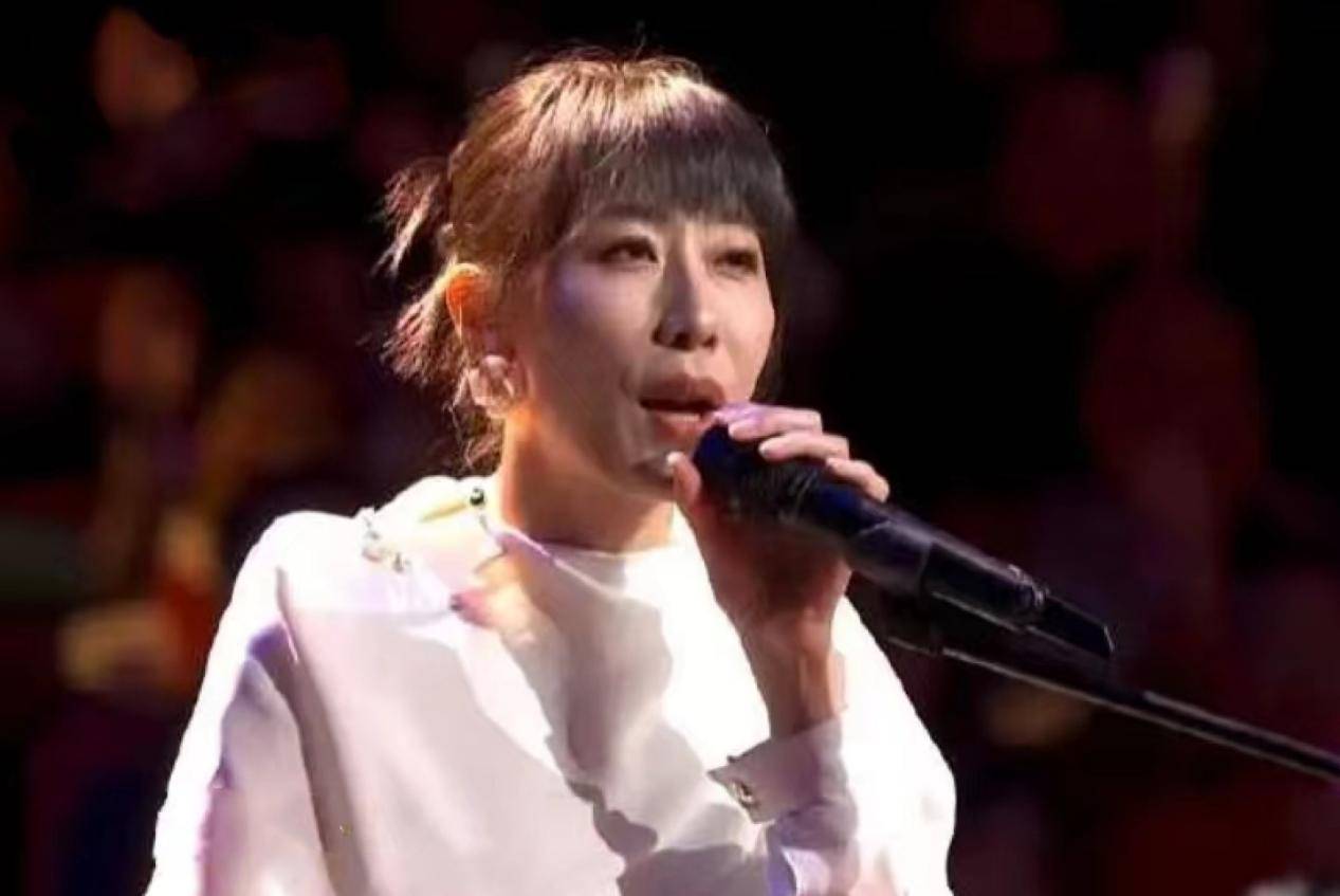 她火了一台春晚一个素颜的任素汐浅吟低唱一曲惊艳了全场