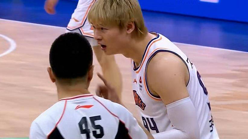 原创王哲林轰1715上海队高歌猛进崔永熙空砍2411广州落败可惜