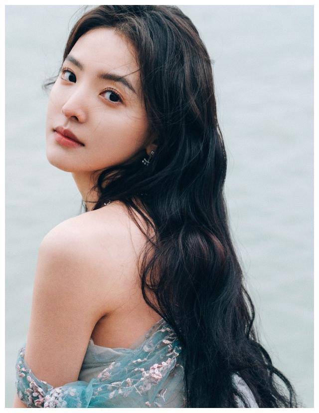 原创白敬亭章若楠同框掀起热议还原难哄著名场面