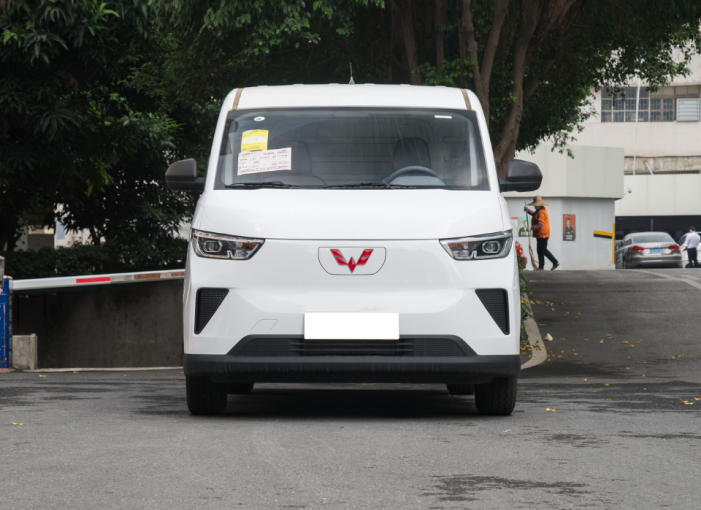 五菱扬光和五菱宏光,五菱之光最大的不同之处在于动力系统,新车采用纯