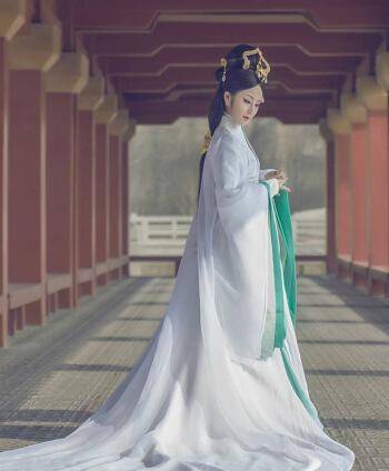 原创古装剧里常见长衣委地难道不怕弄脏衣服别被电视剧给误导了