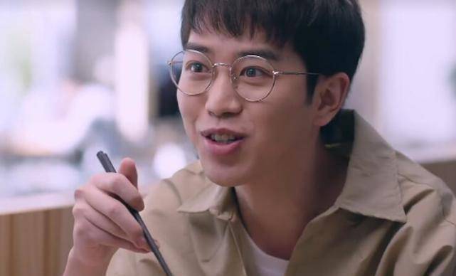 不少女孩子都很想要一双这样的腿,很多观众们在看到郑舒然的这双腿的