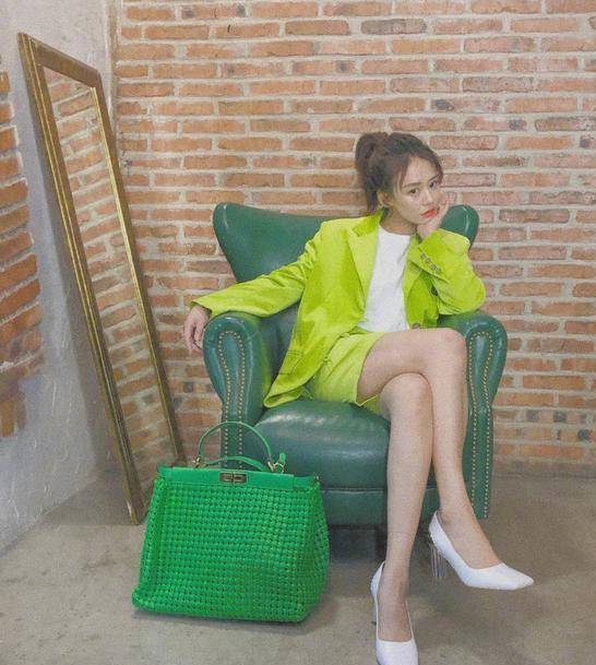 原创马思纯机场造型大翻车穿绿色工体装暴露臃肿身材女神惨变路人