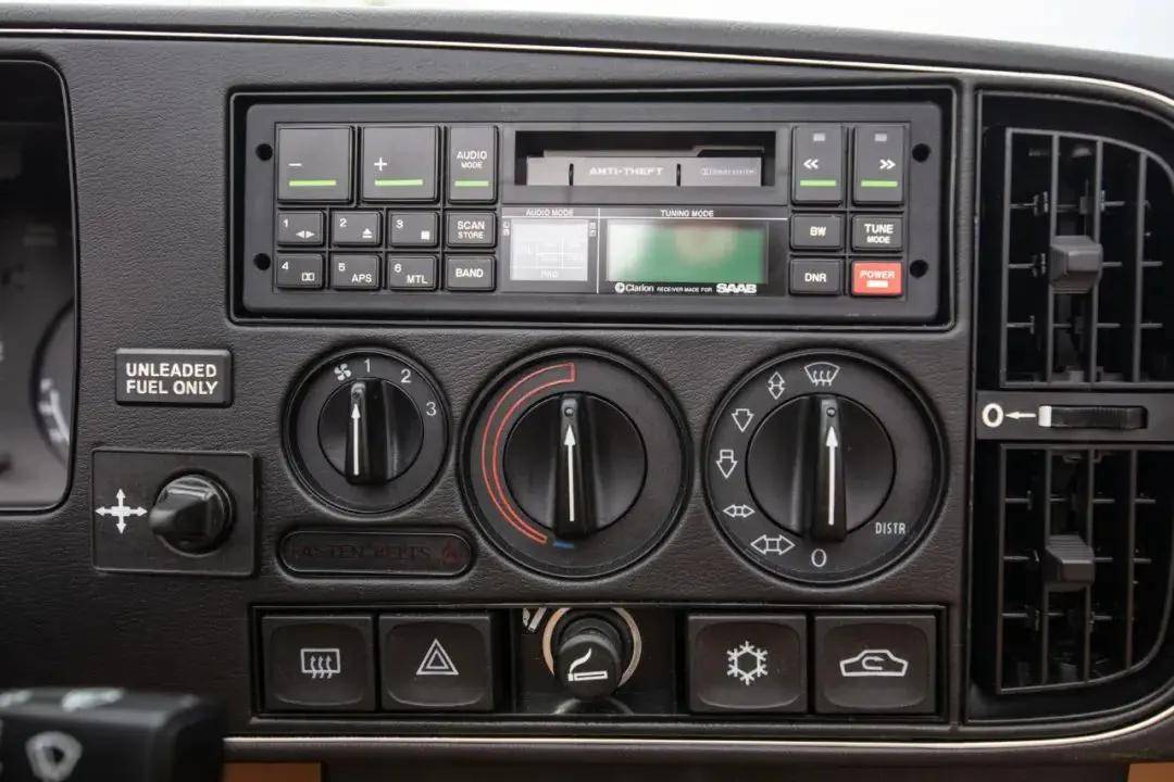 这辆特别的saab 900 turbo 敞篷版满足了当时汽车爱好者的一切幻想.