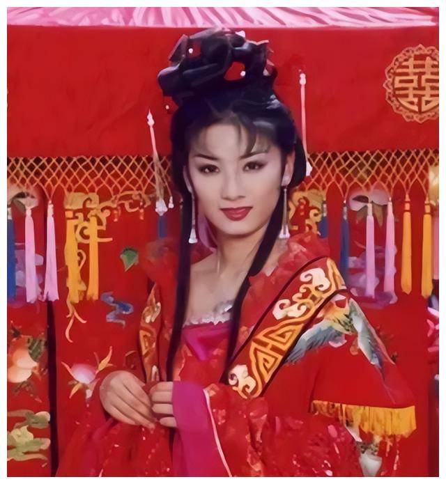 黄奕现身活动引轰动,面容争议如雪花飘飘,网友议论纷纷_小燕子_镜头