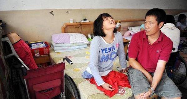 云南女孩4岁截肢,坐在篮球中用手走路,9年后成夺金游泳健将_钱红艳