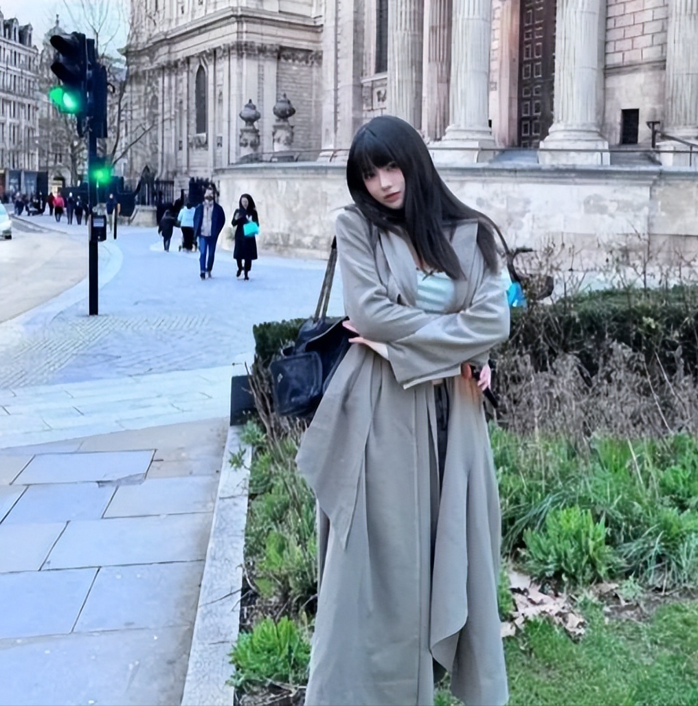 汪峰18岁女儿小苹果,黑丝短裙身材婀娜,五官精致颜值不输章子怡