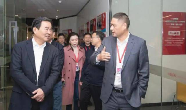 原创岳立华湖南隐形富豪拥有近2万家小卖部靠服务穷人年入百亿