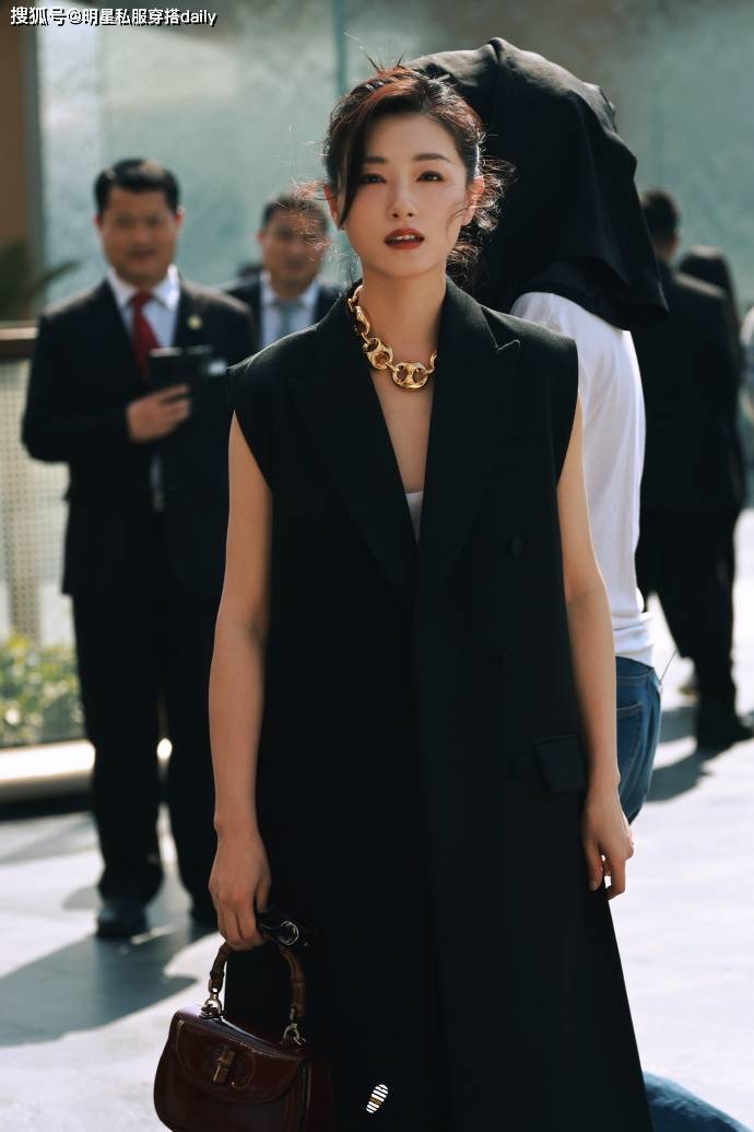 原创万茜复古造型时髦大气黑色无袖风衣搭超大号项链早春大女主范