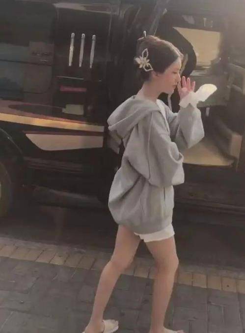 原创赵露思大早起床素颜进组拖鞋短裤太生活化原来没装扮是这模样