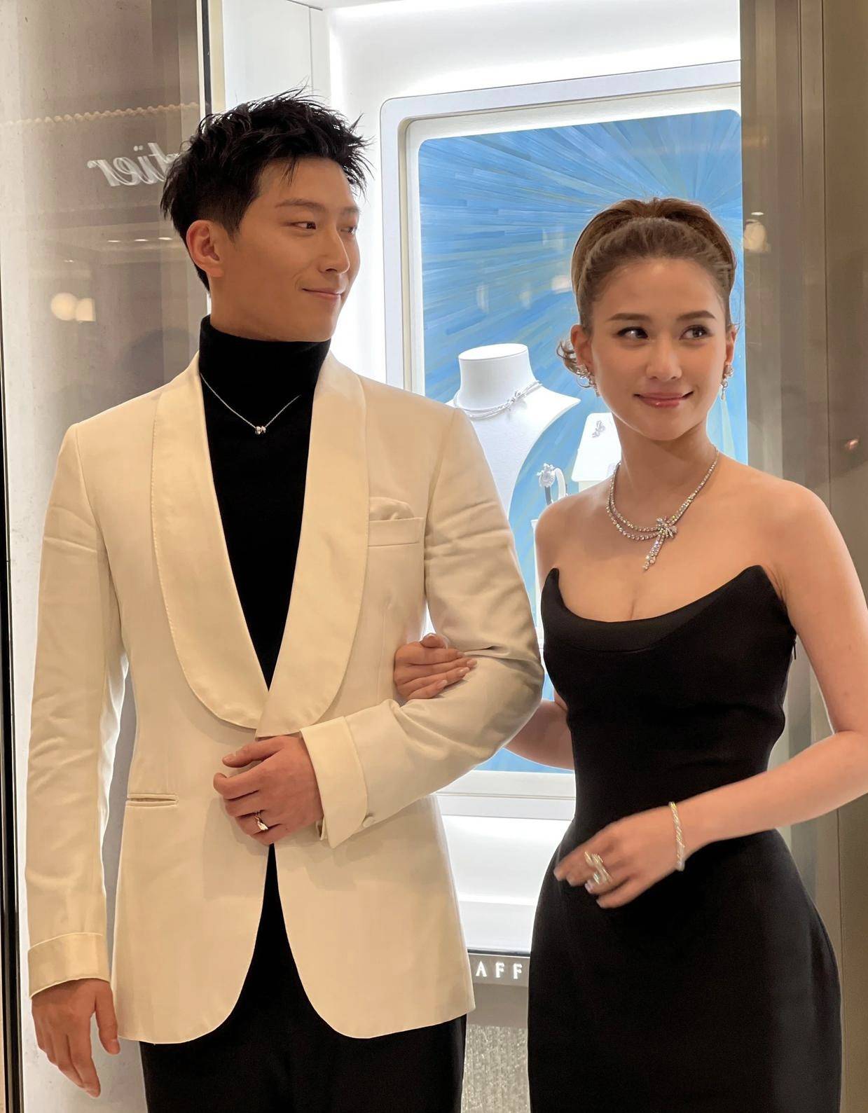 原创窦骁何超莲同框秀恩爱骑士与公主的甜蜜日常