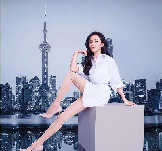 原创杨幂宅家健身大秀马甲线88斤体重再次创新低比刘亦菲自律多了