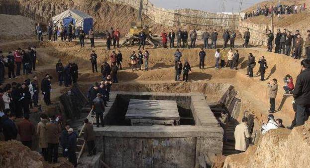 但既然是"抢救性"发掘,总要把这座汉代古墓清理完整,于是考古队员们