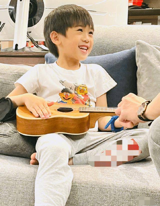 那弟弟kyson学得如何呢?林志颖不说,看图就了解了个大概.