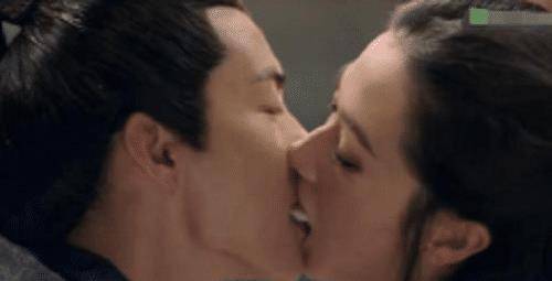 女星吻戏道具万茜用饺子关晓彤咬线头杨紫的方法最奇葩