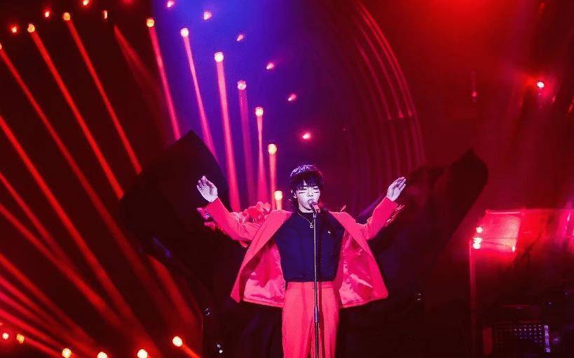 华晨宇火星妆容意外走红在扬起外套的瞬间粉色的少女心在燃烧