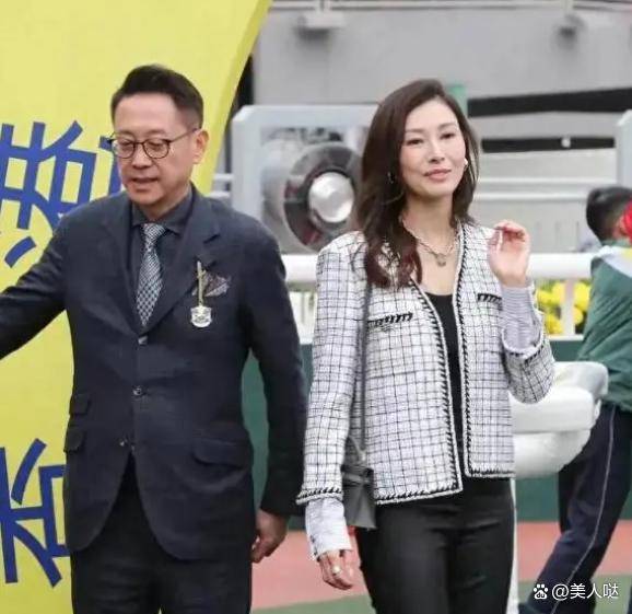 李嘉欣穿小香风搭无痕裤优雅又撩人难怪许晋亨一直紧握她不放