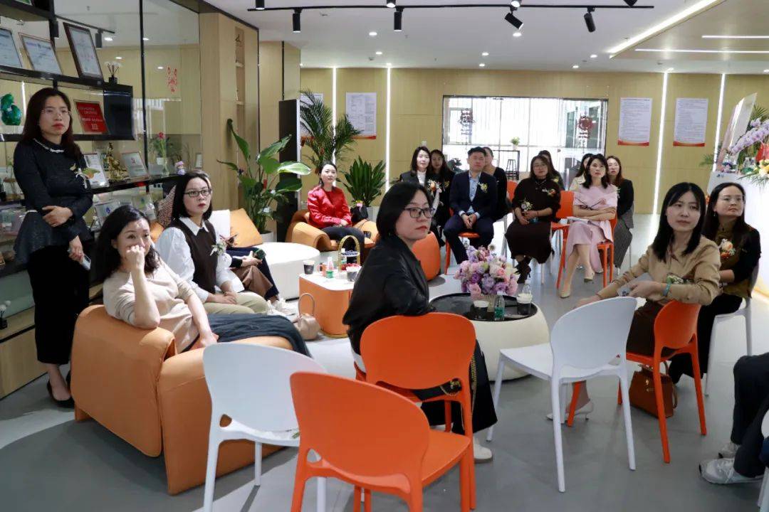 楷模张桂梅老师,也有在世界范围书写女性传奇的艾莫·阿拉慕丁律师;有